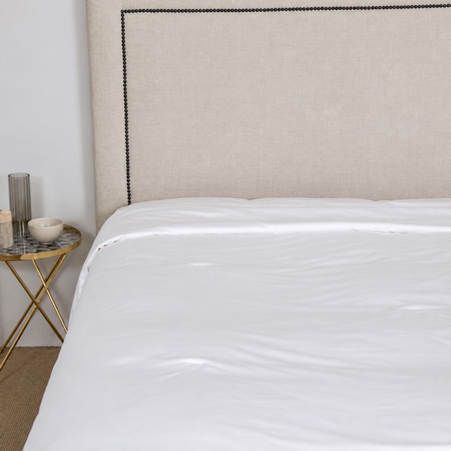 Lightly draped white mulberry silk duvet insert